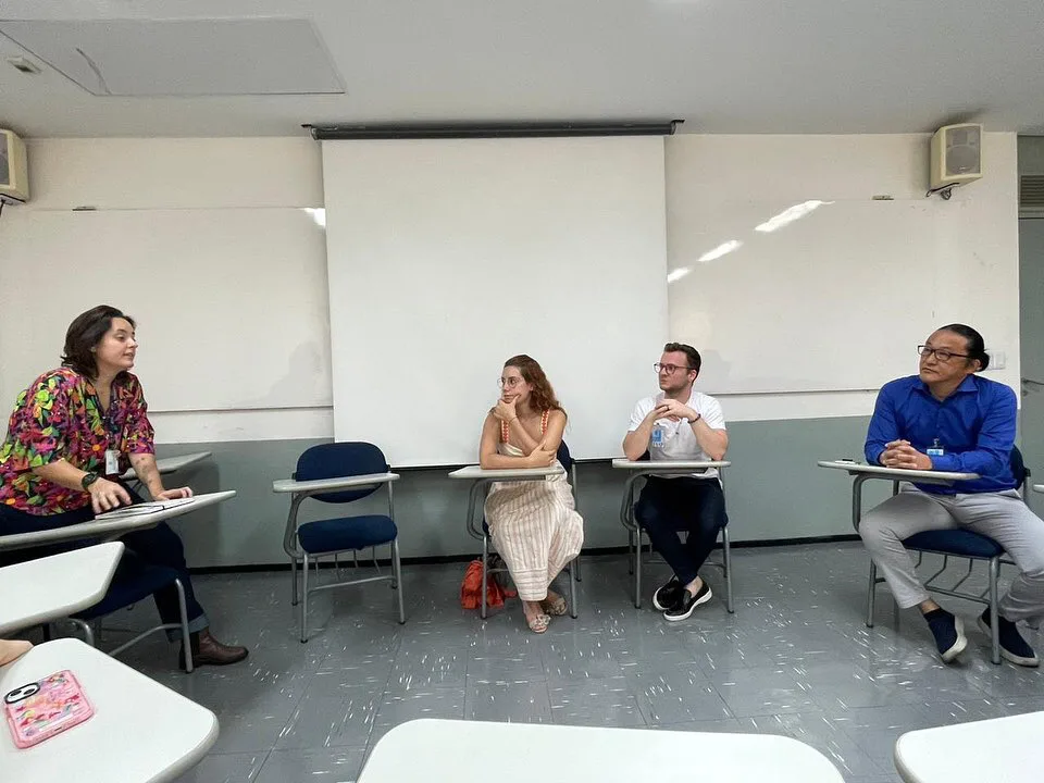 Roda de conversa sobre espiritualidade com estudantes da FAAP em sala de aula.