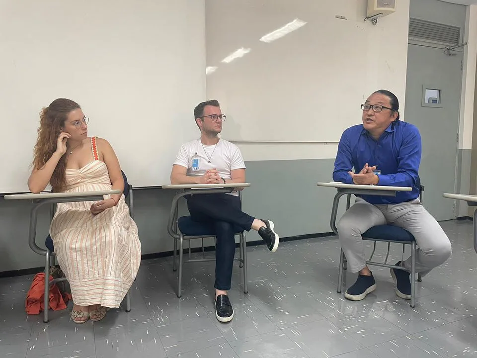 Participantes discutindo espiritualidade durante roda de conversa na FAAP.