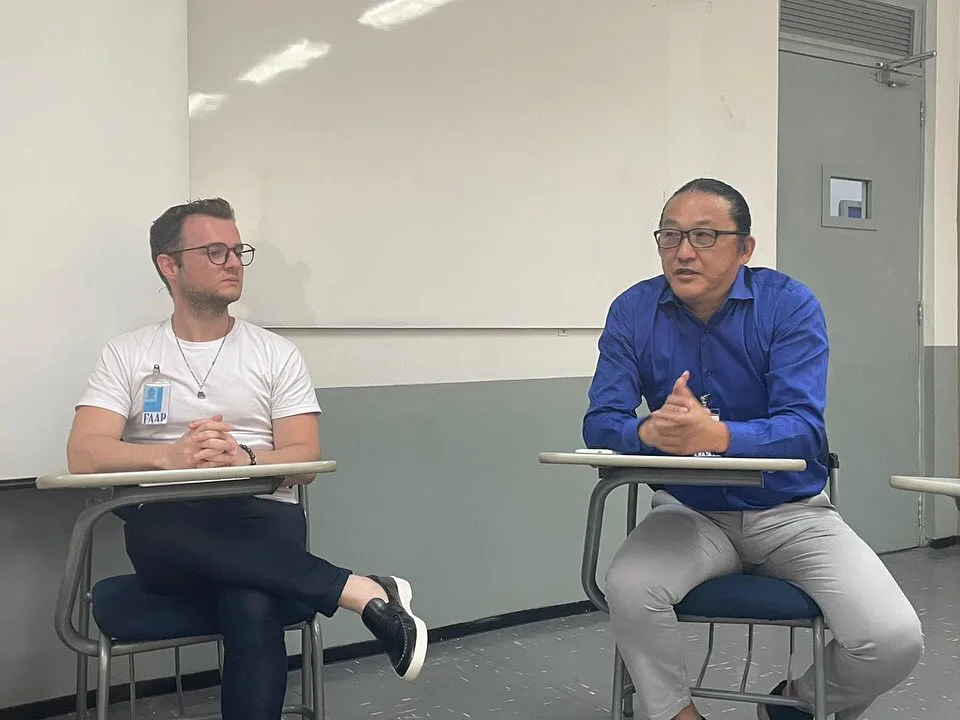 Convidados dialogando sobre espiritualidade em encontro com alunos da FAAP.