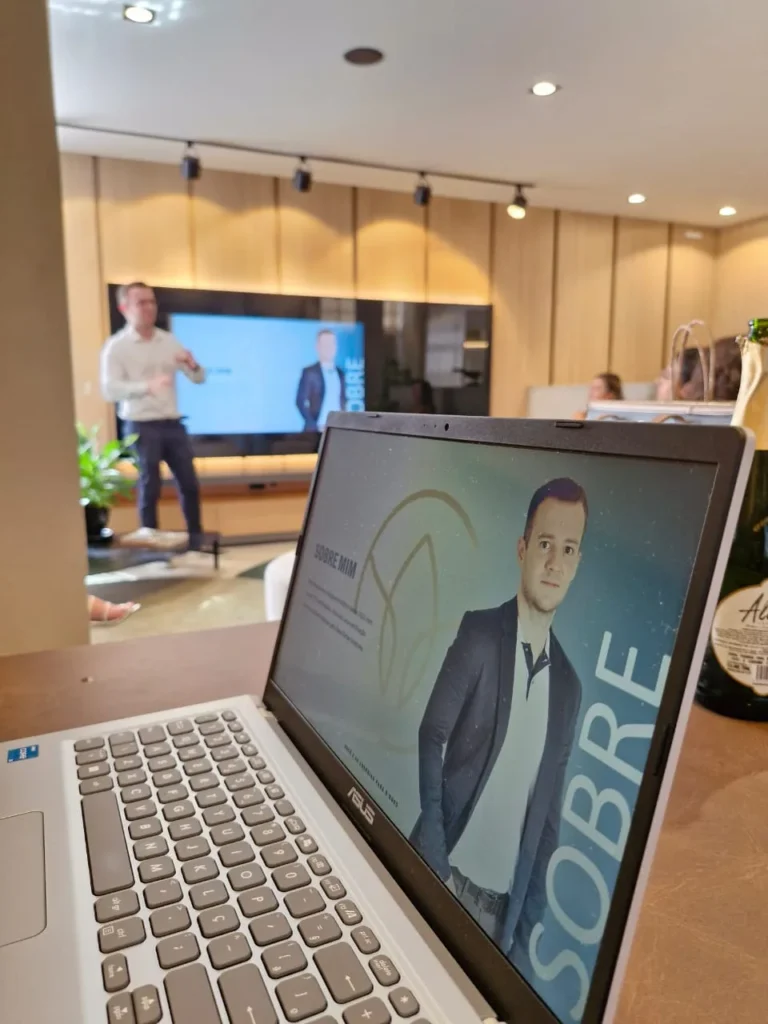 Guilherme Biotto conduzindo vivência de tarô terapêutico para equipe da Todeschini Jundiaí.