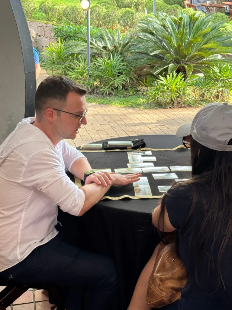 Atendimento de tarô terapêutico em feira e evento corporativo