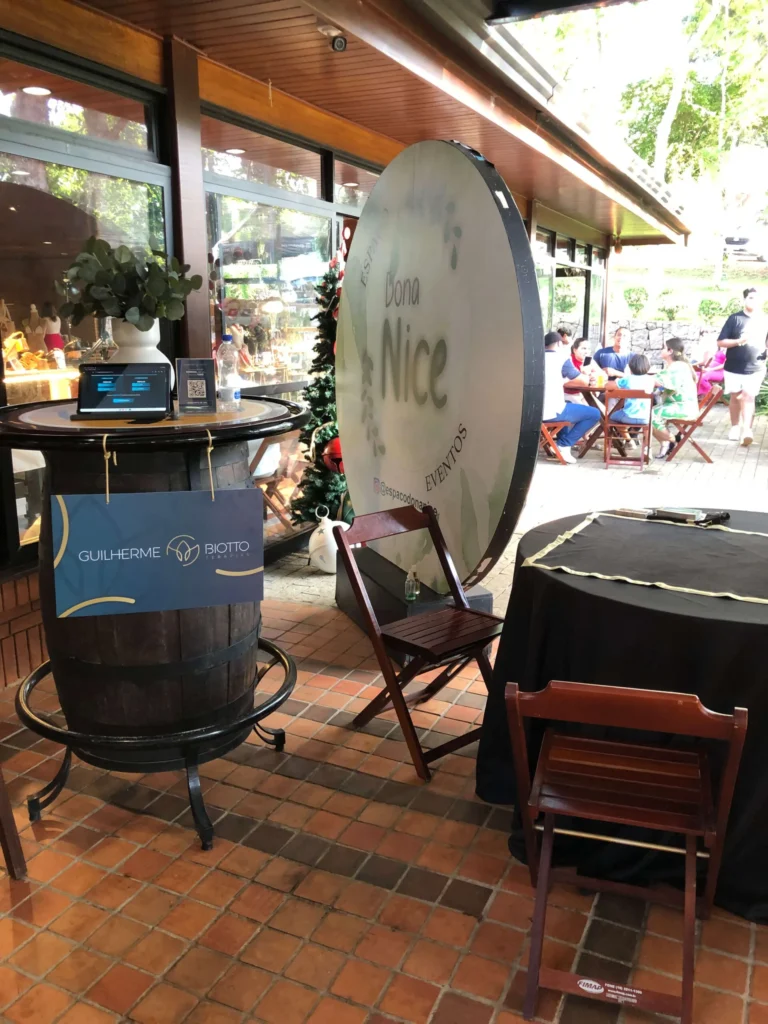 Mesa de atendimento montada para evento de tarô em feira de Natal.
