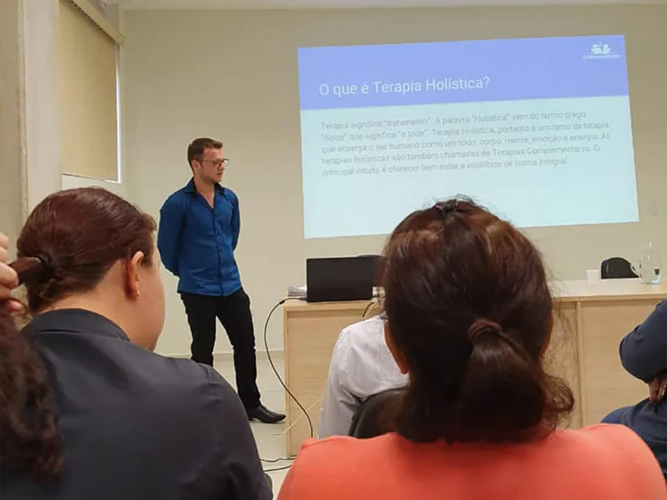 Guilherme Biotto conduzindo palestra sobre bem‑estar emocional durante a SIPAT no AME.