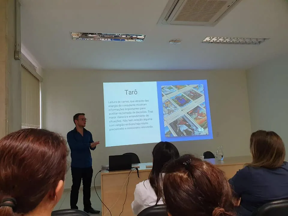 Colaboradores do AME assistindo à palestra de Guilherme Biotto sobre saúde emocional.