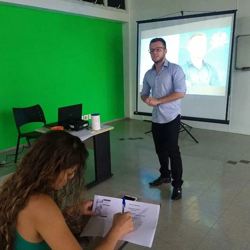 Participante anotando conteúdo durante palestra de Guilherme Biotto na Fundação São Pedro.