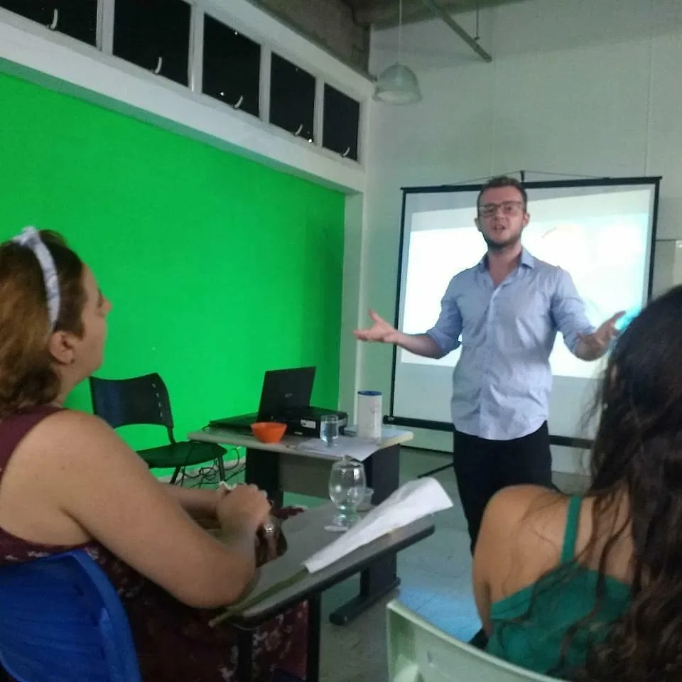 Guilherme Biotto apresentando palestra sobre neurociência e hipnose para emagrecimento na Fundação São Pedro.