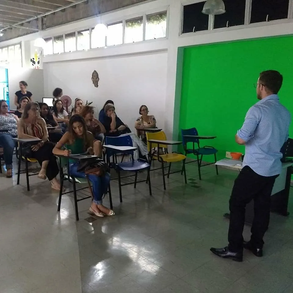 Mulheres assistindo à palestra de Guilherme Biotto sobre emagrecimento e neurociência.