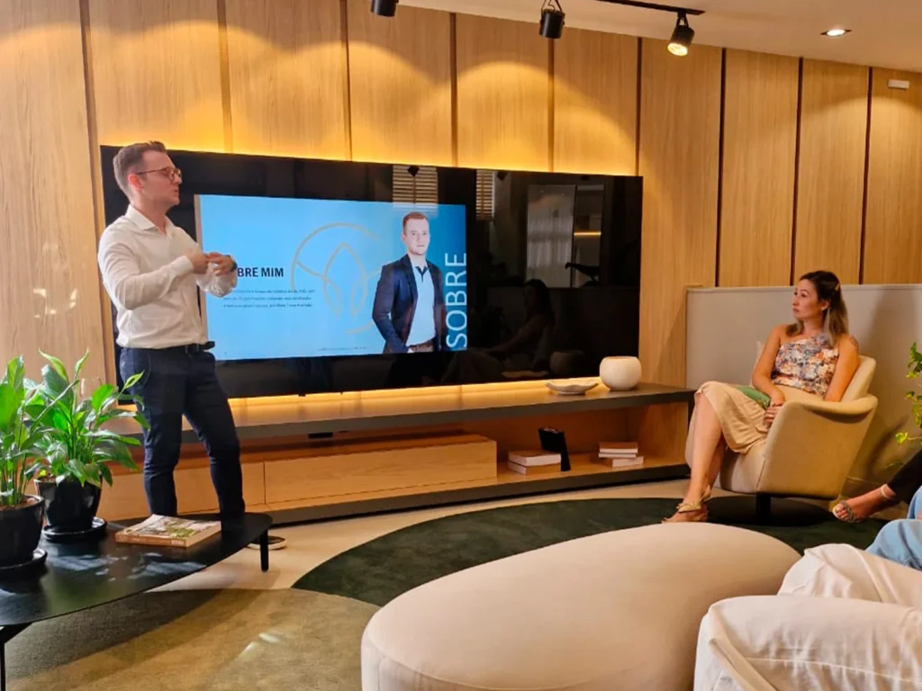 Vivência corporativa de tarô conduzida por Guilherme Biotto