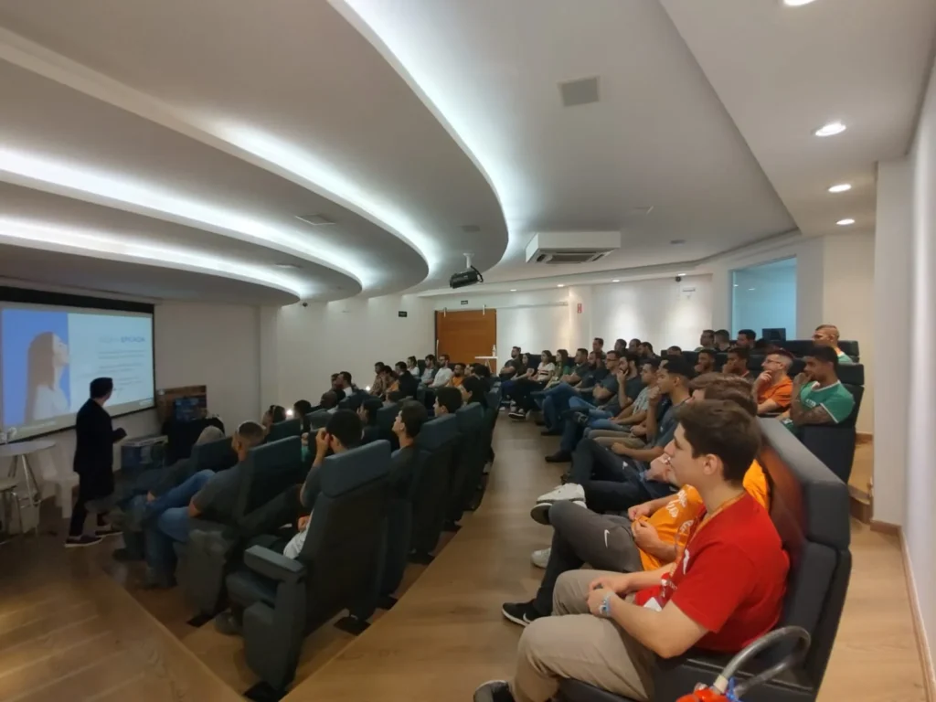 Palestra de Guilherme Biotto para equipe da HTM Eletrônica em sala corporativa.