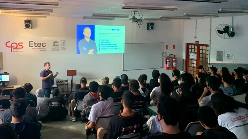 Estudantes da ETEC João Belarmino assistindo à palestra sobre ansiedade no retorno pós‑pandemia.