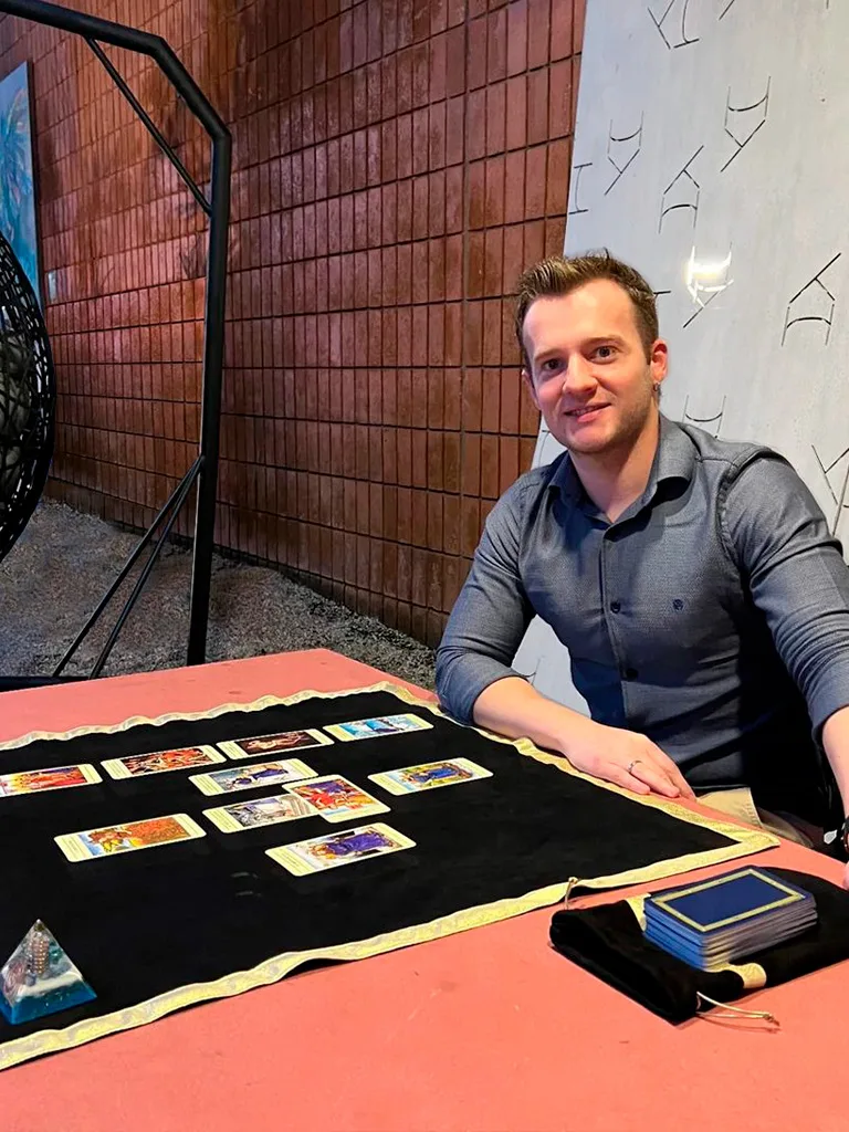 Espaço decorado para atendimentos de tarô terapêutico no evento Morar Mais em São Paulo.