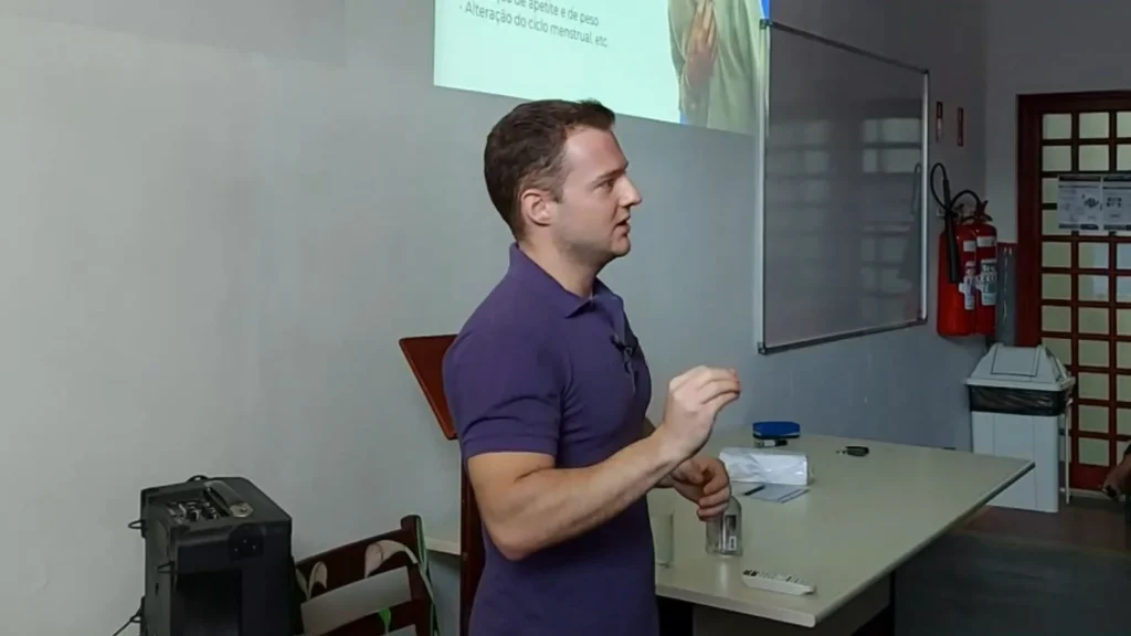 Guilherme Biotto conduzindo palestra sobre ansiedade para turmas da ETEC João Belarmino.
