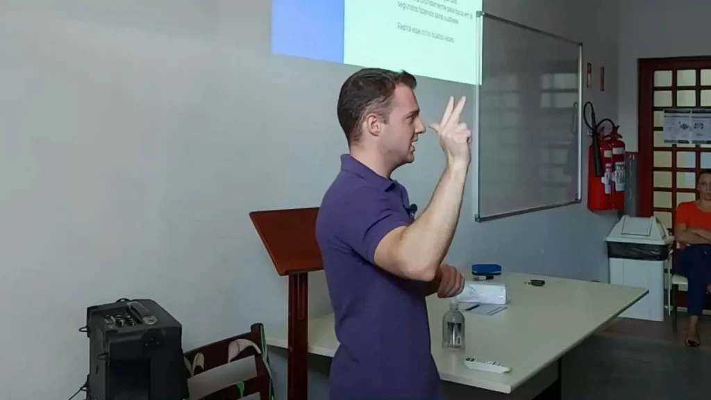 Guilherme Biotto apresentando palestra sobre ansiedade para alunos da ETEC João Belarmino.