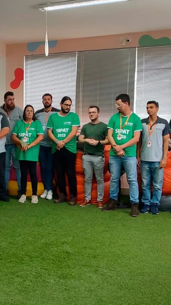 Colaboradores participando de dinâmica de Setembro Amarelo conduzida por Guilherme Biotto.