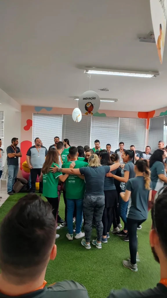Equipe reunida em atividade de integração durante dinâmica de Setembro Amarelo.