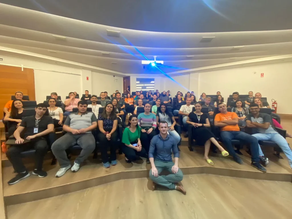 Guilherme Biotto e equipe da HTM Eletrônica reunidos após palestra corporativa.