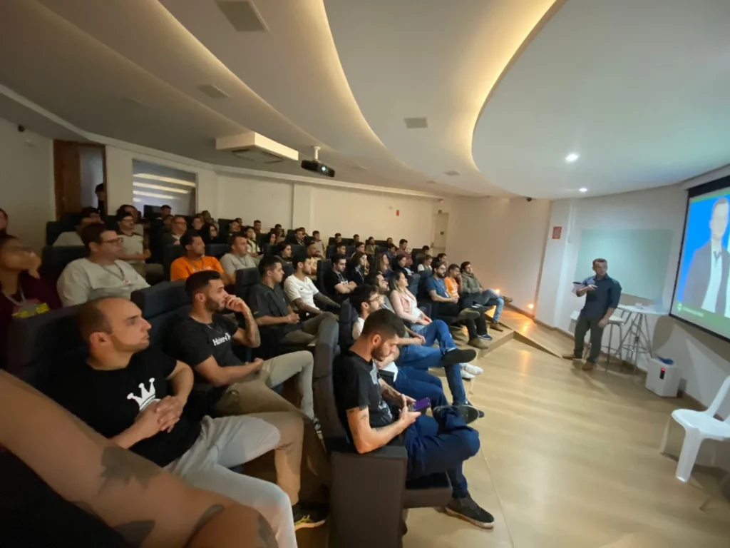 Guilherme Biotto apresentando conteúdo sobre hipnose e mindset para colaboradores da HTM Eletrônica.