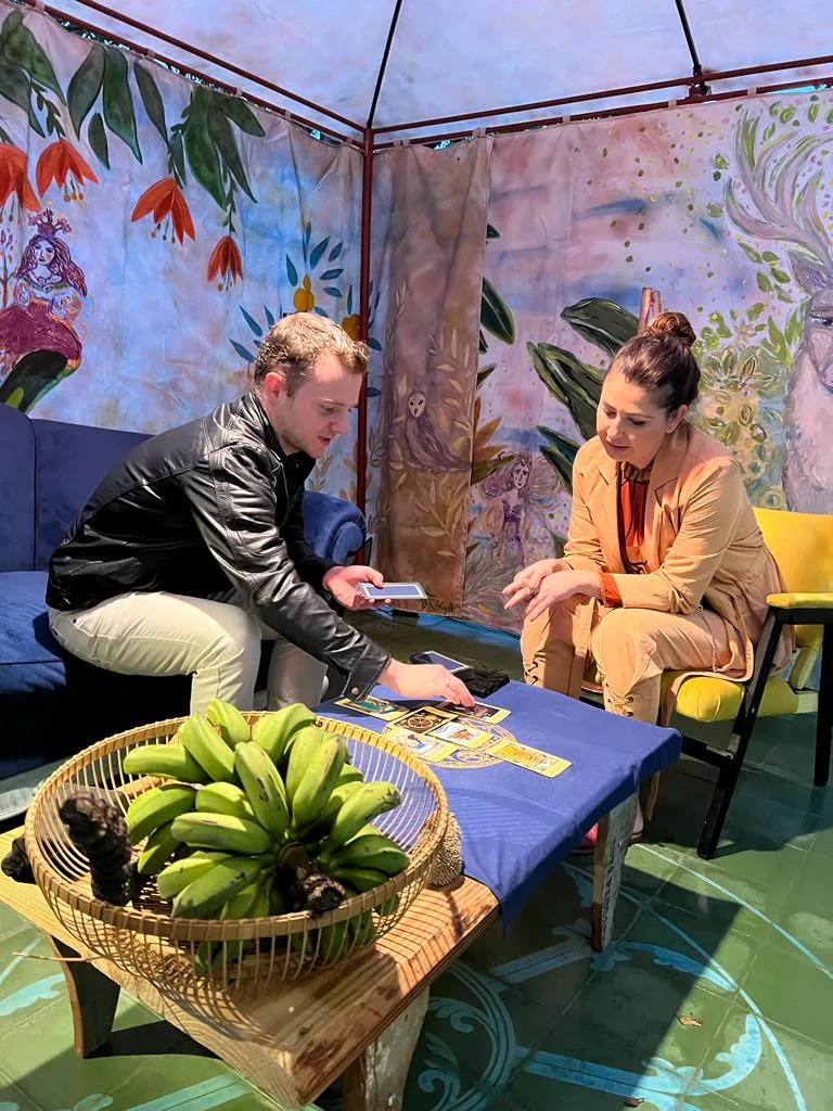 Atendimento de tarô conduzido por Guilherme Biotto em ambiente decorado no Morar Mais.