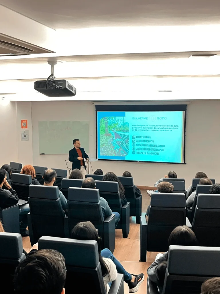 Guilherme Biotto palestrando para equipe da HTM Eletrônica em sala corporativa