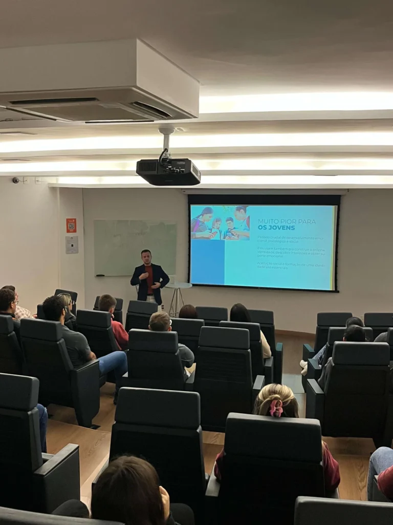 Guilherme Biotto apresentando conteúdo sobre redes sociais para colaboradores da HTM Eletrônica.