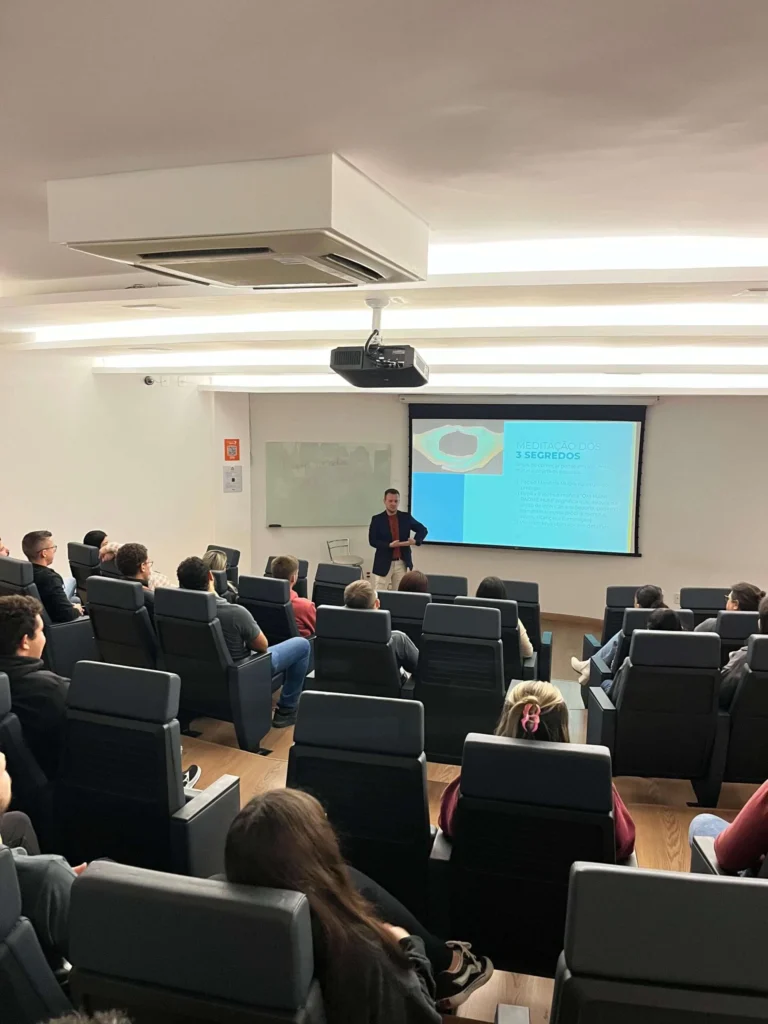 Guilherme Biotto conduzindo palestra com slides projetados para equipe corporativa.