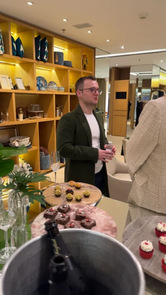 Guilherme Biotto conversando com participante em evento na Le Lis Blanc.