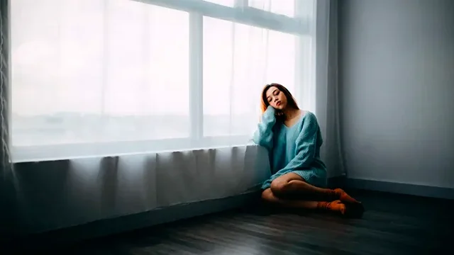 Solidão vs. Solitude: Como Transformar Momentos Sozinho em Bem-Estar