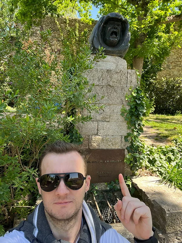 Guilherme Biotto com o busto da Bruxa de Girona.