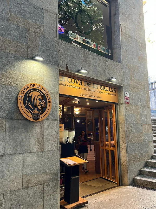 La Cova de La Bruixa, um bar tradicional de Girona com história mística.