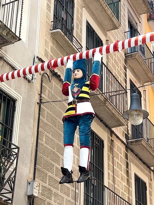 Boneco de El Tarlà, uma figura que representa alegria e festividade em Girona