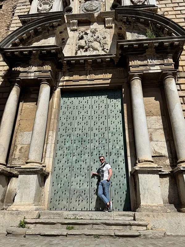 Guilherme Biotto na cidade medieval desvendando os mistérios de Girona