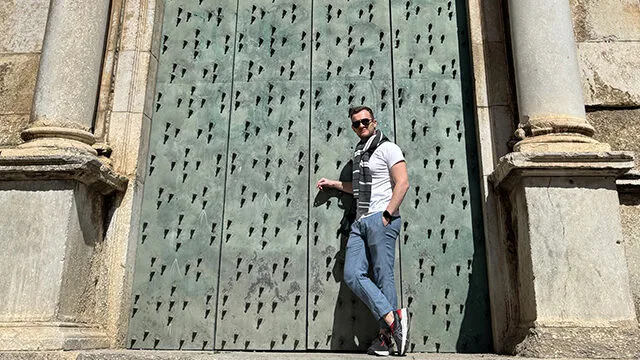 Guilherme Biotto em Girona na porta de ferro