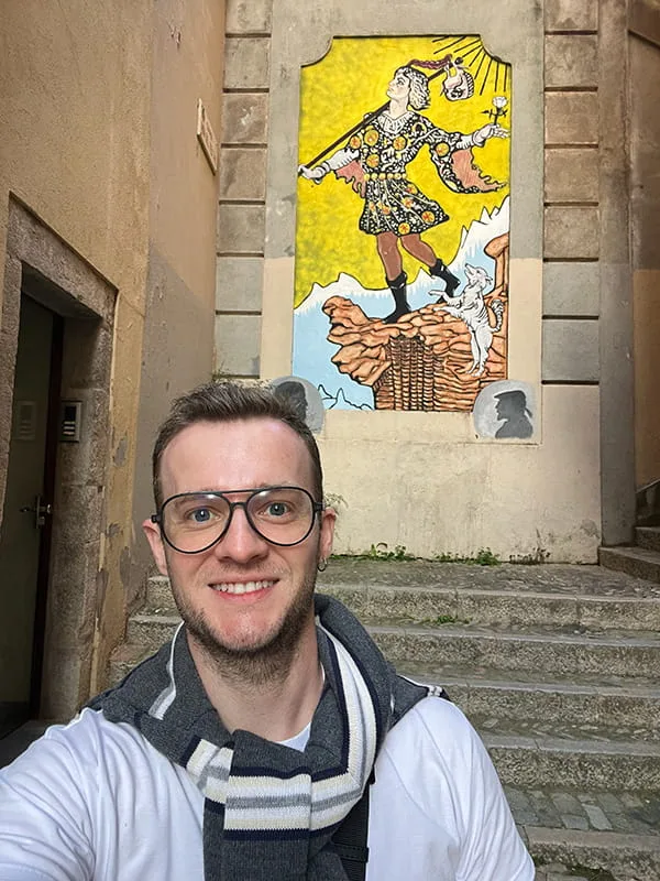 Guilherme Biotto em Girona em frente ao Mural da carta do Louco