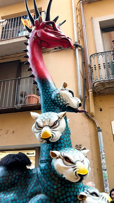 Dragão usado na celebração de Sant Jordi em Girona na Espanha.