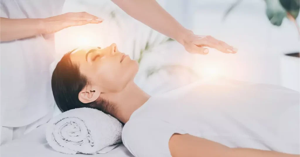 Aplicação de Reiki na vida cotidiana para reequilíbrio energético.