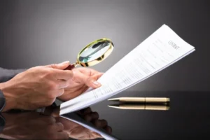 Revisando texto com lupa no Mercúrio Retrógrado.