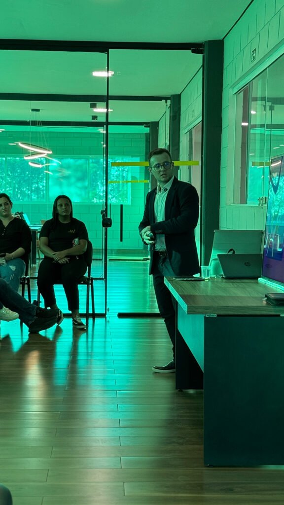 Guilherme Biotto realizando palestra de funcionamento e controle da ansiedade na empresa W Cosméticos em Boituva SP