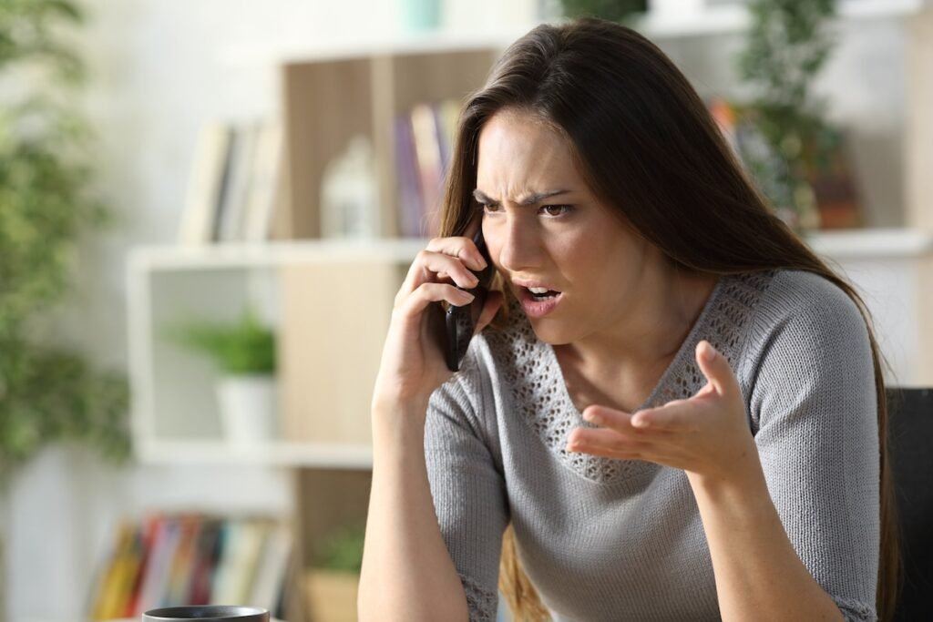 Mulher na arte de reclamar sobre tudo no telefone.