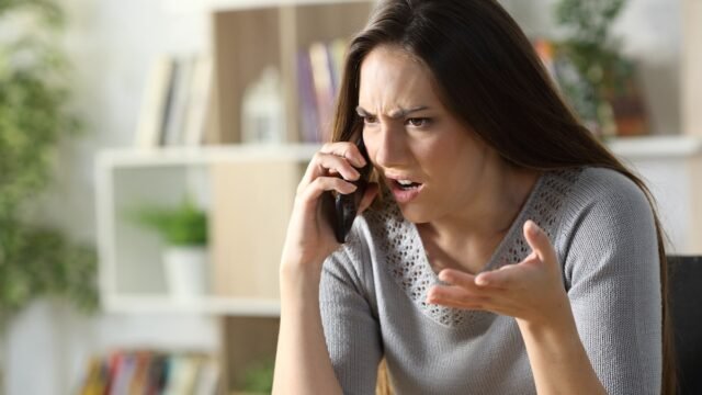 Mulher na arte de reclamar sobre tudo no telefone.