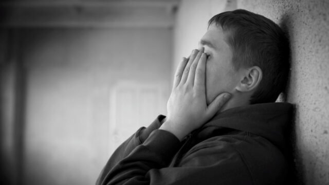 Pessoa sofrendo de depressão em silêncio.