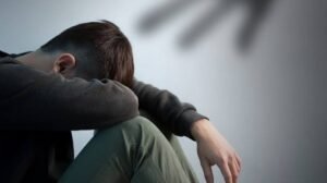 Manipulação emocional por meio da dor.